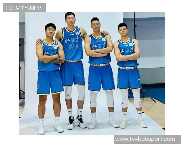 周琦与赵睿翟晓川方硕合影定妆照迎新赛季期待再创佳绩